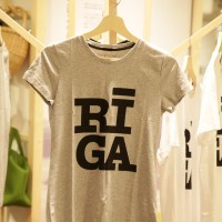ラトビアの首都リガの文字がデザインされたTシャツ