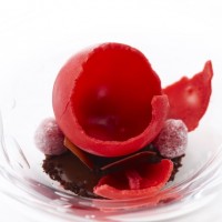 赤い果実の冷製スフェラ お茶のクリーム 結晶化したラズベリー
