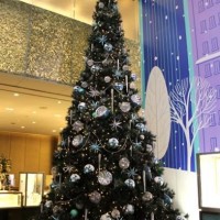 銀座の旗艦店のエントランスには、毎年恒例の６メートルの巨大クリスマスツリーが登場