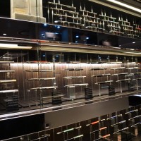 伊勢丹新宿メンズ館8Fの筆記具コーナーには万年筆、ボールペンが並ぶ