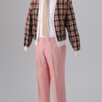 「1950-70年代の阪神間スタイル」より、VAN（VANJACKET）「マドラス・カーディガン」 1963年 ピンク・スラックス　KENT（VANJACKET）／1967年神戸ファッション美術館蔵