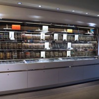 伊勢丹新宿メンズ館8Fの筆記具コーナーには万年筆、ボールペンが並ぶ