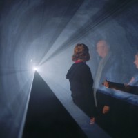 アンソニー・マッコール「円錐を描く線 2.0」 1973／2010年 映像インスタレーション サイズ可変