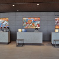 ヒルトン沖縄北谷ロビーに飾られた、新垣優香さんの作品