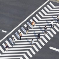 スムーズに渡ることができる、矢印を融合した横断歩道『>crosswalk<』（KAMINAKANAOKIproject2015）