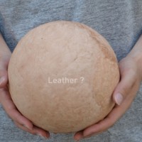 靴製作工程で生まれる、皮の粉末廃材を有効利用した新素材『Leather?』（松尾亜門）