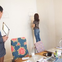 オフィスの壁に絵を描くKanakoさん