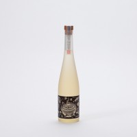 石川県、福光屋では山田錦を使用した純米酒で、黄櫨染風の色合いを表現した