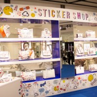 伊勢丹新宿店本館1階ザ・ステージでは3月24日までアニヤ・ハインドマーチの「STICKER SHOP」プロモーションを開催