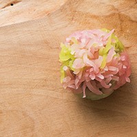 季節の変化と共に装いを変える山桜を表現した「小布施堂Shinjuku」の栗鹿ノ子桜餅（350円）
