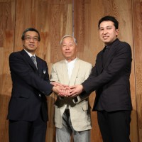 新素材研究所の杉本氏、榊田氏と、三越伊勢丹ホールディングス 代表取締役社長 大西洋氏。