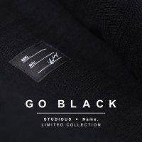 「ステュディオス」が全アイテムをブラックで統一した、「ネーム」とのコラボコレクション「GO BLACK」を発売