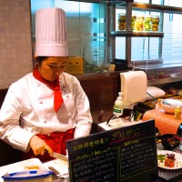 伊勢丹新宿店地下食品フロアの「東洋水産」では、北欧フェア期間中、ザリガニ料理が提案されている