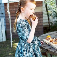 （写真はイメージ）アンデルセンのティータイムペストリーアソートを食べる少女