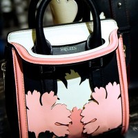 桜のデザインが入るバッグ