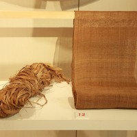 吉田真一郎コレクションより、科布の反物。科布とは科の機の樹皮を細かく裂いて織り上げた布