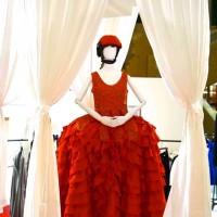 会場中央には麻世妙を赤く染めたウェディングドレスが展示販売されている