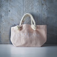 ロクシタン新宿店ヴォヤージュ・アン・プロヴァンスからは、オリジナルバッグがプレゼントされる