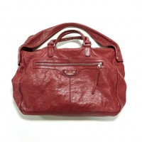 こちらも肩がけ可能な別所さんの私物バッグ。鮮やかな赤は「バレンシアガ（Balenciaga）」のもの