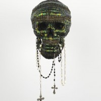 《SKULL WITH THE TOOL OF POWER（髑髏と権力の道具）》, 2013,  Mixture of jewel beetle wing-cases, polymers, silver（玉虫の鞘翅、ポリマー、銀）, 42 x 16 x 21 cm