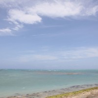 沖縄「美らSUNビーチ」のエメラルドグリーンに輝く海と青い空