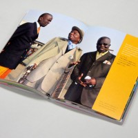 写真集『SAPEURS the Gentlemen of Bacongo』（2,300円）日本語版が発売1カ月で3刷達成