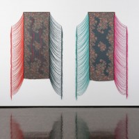 チューリッヒのエキシビションの際に展示した作品と同シリーズの作品「Two Identical Scarves from H&M #1」