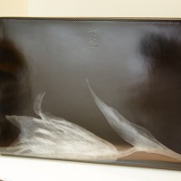 ガラスレザーを使った荒川弘之とのコラボレーションバッグ（9万8,000円）