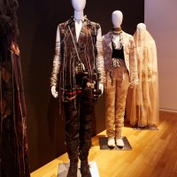 アンダーカバーの25周年を記念した展覧会「LABYRINTH OF UNDERCOVER "25 year retrospective"」が東京オペラシティ アートギャラリーで開催