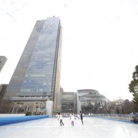 東京ミッドタウンでは都内最大級の大きさを誇る屋外アイススケートリンクをオープン