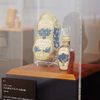 クリスタルとは別のガラスを用いた瓶。そのラベルや外箱などから、アール・ヌーヴォーの名残を最も感じられる作品。
