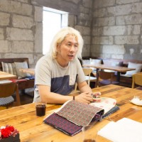 「GEA#1のカフェのチェアはマルニ木工のものです」と話す、佐藤社長。