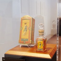 古代の衣装に包まれたミステリアスな女性を描いた、ピヴェール社の「POMPEIAポンペイア」の香水瓶は1907年頃のもの。変形型押しの外箱までも色彩豊かで美しい。