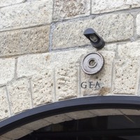 ショップ名の「GEA」は、紡糸の機械の歯車を意味している。