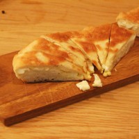 チーズを挟んだパン「ハチャプリ」はヒンカリと並ぶジョージアの国民食。小麦粉、塩、イーストを混ぜた生地をフライパンで焼くというシンプルなパンながら塩味のチーズとベストマッチ。チーズは静岡でペルー出身の方がつくるこだわりのオリジナルチーズを使用