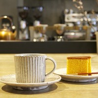 「COBI COFFEE」の店内ブレンド珈琲とHIGASHIYAのカステラ