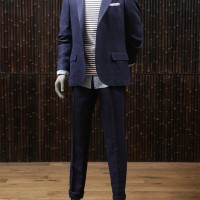 ブルネロ クチネリのルックは、シャリ感と滑らかさを併せ持つ素材のジャケット（46万6,000円）をスタイリング
