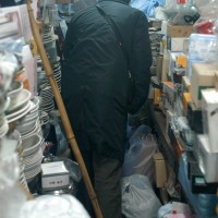 韓国ソウル特別市・広蔵市場（クァンジャンシジャン）の荒物屋にてリサーチ中の深澤直人