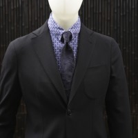 ジョルジオ アルマーニは綾織りのウールが美しいドレープを描くテーラードスタイルを提案。スーツ（35万円）、シャツ（9万6,000円）、ネクタイ（2万2,000円）