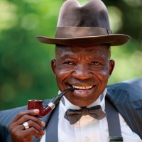 世界一おしゃれで優雅な紳士達“サプール”の写真展「THE SAPEUR －コンゴで出会った世界一おしゃれなジェントルマン－」が開催