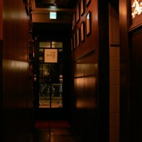 入り口付近には歌舞伎俳優のサインの数々が