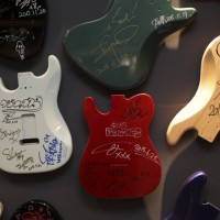 チャーリー・ヴァイス誕生日パーティー会場には貴重なギターが展示されている