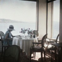 《ビビ、「エデン・ロック」のレストランにて　アンティーブ岬》1920年5月
