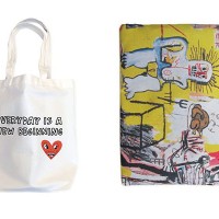 （左）ポップアップショップを記念したキース・へリング トートバッグ、（右）クラッチバッグ (c) Keith Haring Foundation.www.haring.com. Licensed by Artestar,New York.