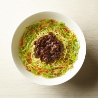「辛味肉味噌と野菜のヌードル」（2,000円）