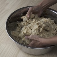 【手前味噌作り3】丁寧に塩と麹、茹でた大豆をコネコネ