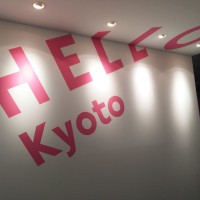 展覧会の入口には「HELLO Kyoto」の文字