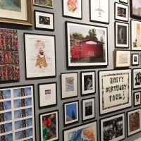 ロンドンのオフィスの壁とその地下に保管されているポールのコレクションから約500点を展示