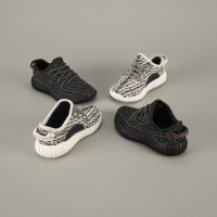 adidas Originals by KANYE WESTから初のキッズ用サイズシューズ「YEEZY BOOST 350 INFANT」が登場