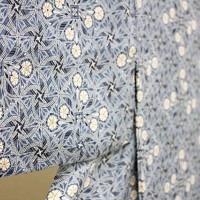 重要無形文化財保持者の鈴田滋人さん作・木版摺更紗着物「舞花」。白粉花（おしろいばな）が着物一面に咲き誇っている